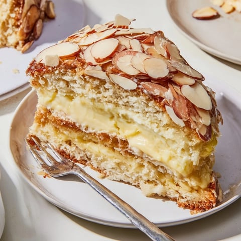Fluffiger Bee Sting Cake mit cremiger Vanillefüllung und knuspriger Mandeldecke.